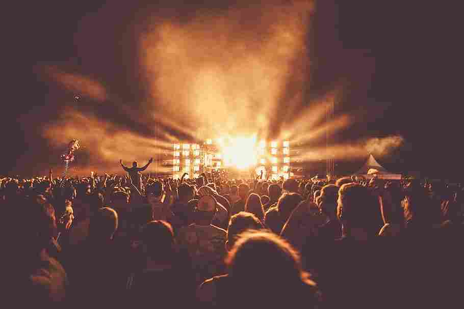 Voir l'image light-music-crowd-concert.jpg en taille reelle